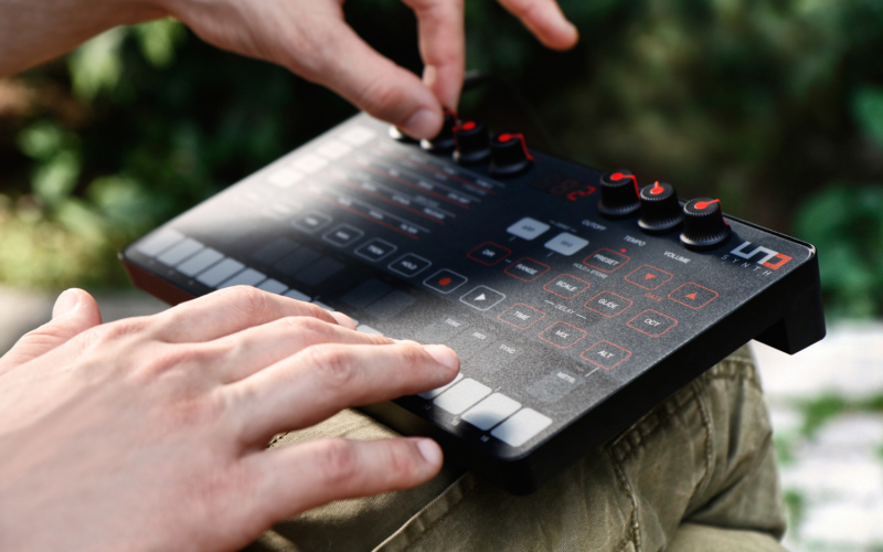 UNO Synth с гордостью изготавливается на собственной фабрике IK