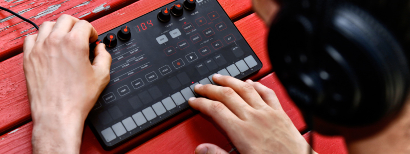 Портативный аналоговый синтезатор IK Multimedia UNO Synth