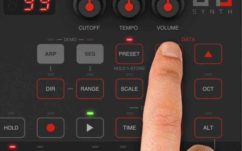 IK Multimedia Synth поставляется со 100 захватывающими пресетами